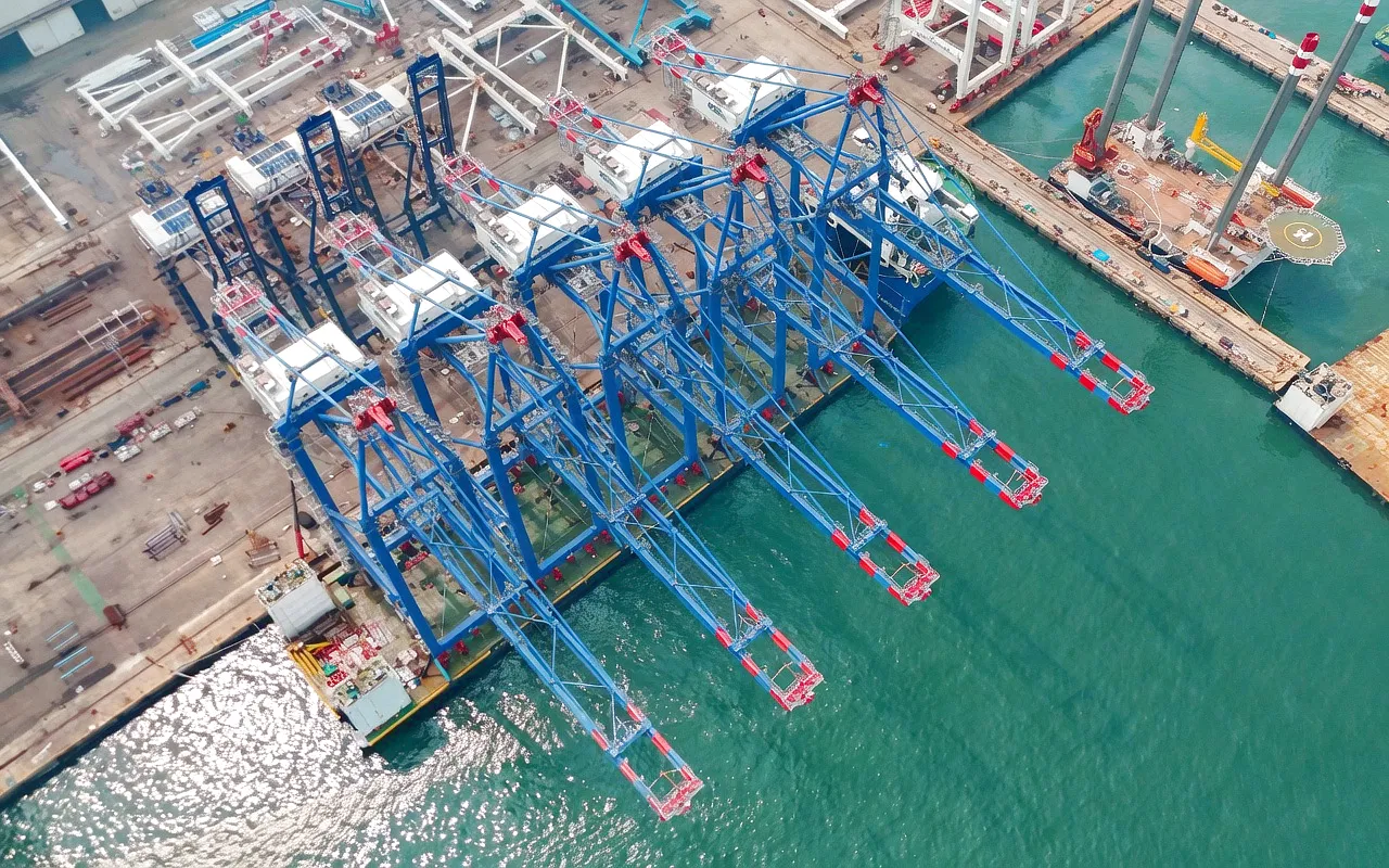 Port crane drive mechanism gear coupling installation